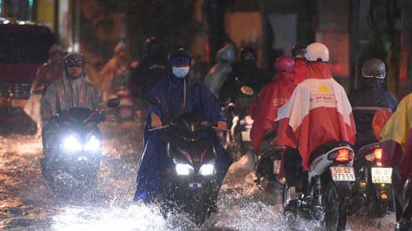 Mưa kéo dài, nhiều tuyến đường ở Thành phố Hồ Chí Minh ngập nặng