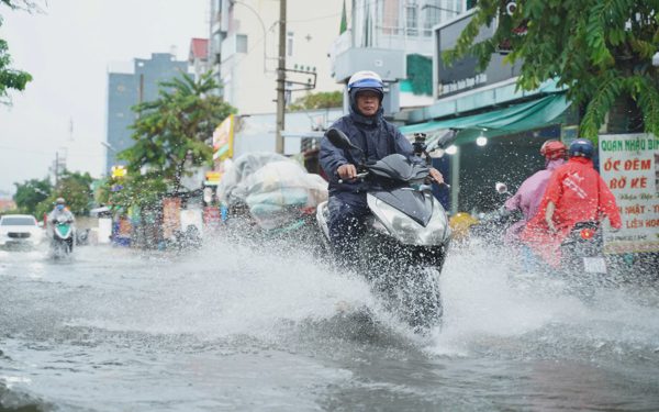 Mưa không lớn nhưng triều cường dâng cao, nhiều đường TP.HCM ngập lênh láng
