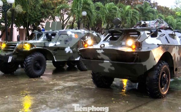 Mưa không ngớt, Đà Nẵng ngừng tham quan bán đảo Sơn Trà, sẵn sàng xe thiết giáp lội nước