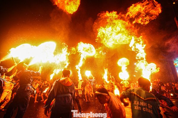 Múa lân, thổi lửa 'đốt cháy' Trung thu Hà Nội
