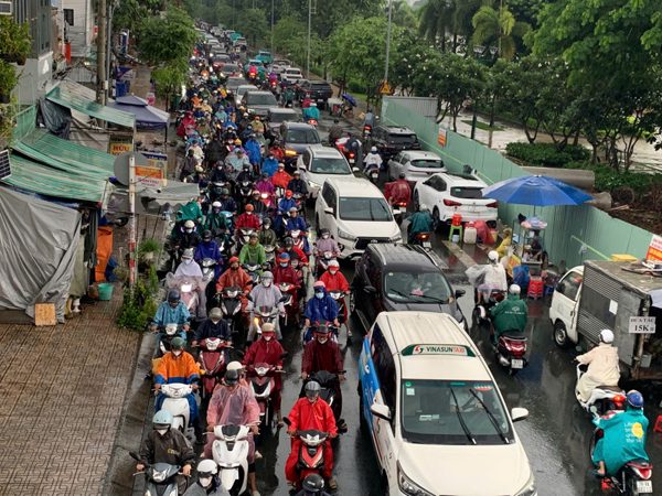 Mưa lớn, các cửa ngõ vào trung tâm TPHCM ùn tắc kéo dài