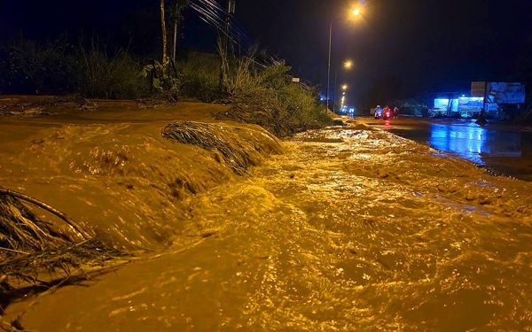 Mưa lớn, cát đỏ lại tràn xuống ngập đường ở cửa ngõ Mũi Né
