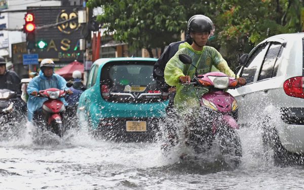 Mưa lớn chiều 4-10 khiến nhiều tuyến đường phường Phú Thạnh, Bình Hưng Hòa ngập sâu