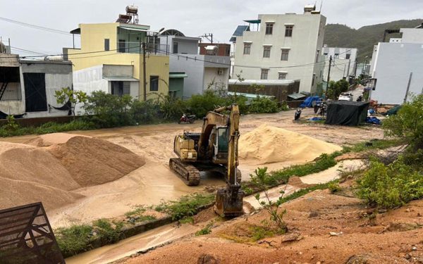 Mưa lớn cuốn đất đá tràn vào khu dân cư tại Gia Lai