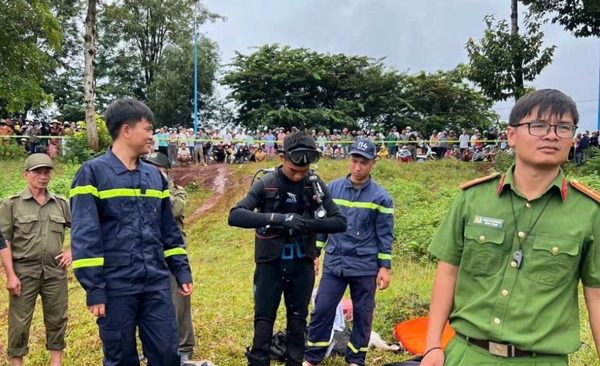 Mưa lớn cuốn trôi ô tô ở Đồng Nai, đang tìm kiếm người nghi mất tích