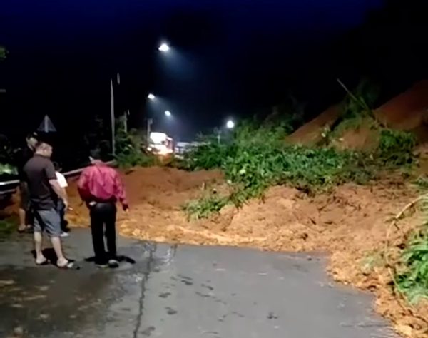 Mưa lớn, đất đá tràn xuống con dốc trên tuyến đường huyết mạch ở Đồng Nai
