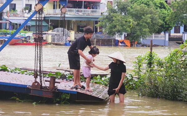 Mưa lớn do ảnh hưởng bão số 4, một thôn ở Ninh Bình ngập sâu trong nước
