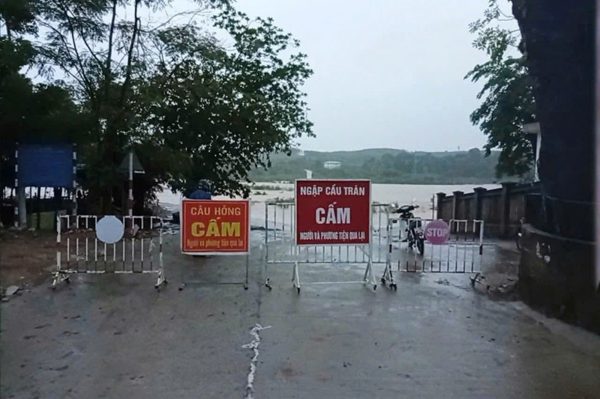 Mưa lớn dồn dập, cầu tràn ở Quảng Ngãi, Quảng Trị ngập nước