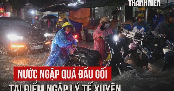 Mưa lớn đúng giờ tan tầm, người dân chật vật qua đoạn ngập quá đầu gối ở TP.HCM