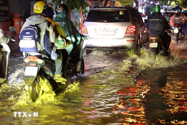 Mưa lớn đúng giờ tan tầm, nhiều tuyến đường Thành phố Hồ Chí Minh ngập, ùn ứ