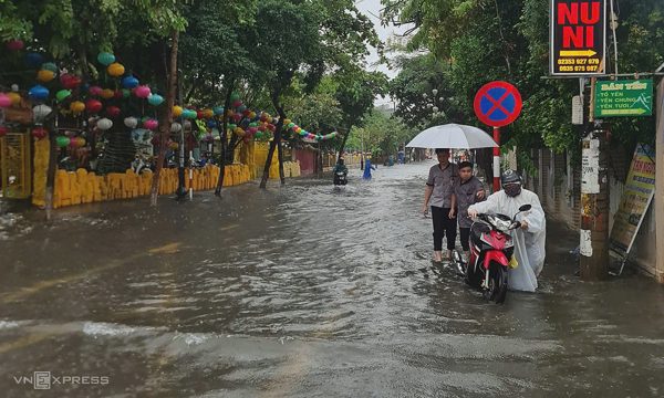 Mưa lớn gây ngập đường vào Hội An, vùng cao sạt lở
