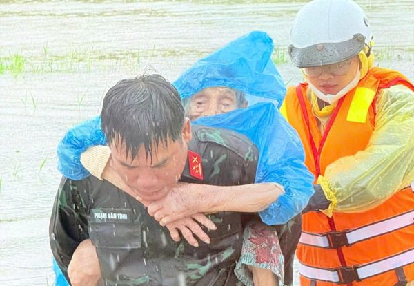Mưa lớn gây ngập hơn 1.000 căn nhà tại một phường ở Lâm Đồng