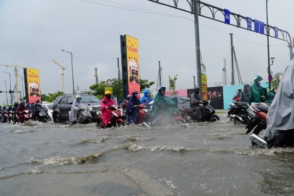 Mưa lớn gây ngập, kẹt xe khắp TPHCM, dòng người nhích từng chút