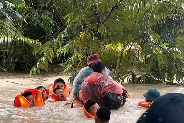 Mưa lớn gây ngập ở Phú Quốc, chiến sĩ Vùng 5 Hải quân đưa dân khỏi vùng nguy hiểm