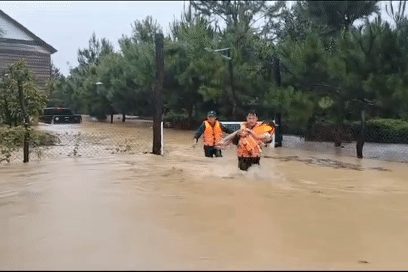 Mưa lớn gây ngập sâu ở Bảo Lộc, 16 người mắc kẹt giữa biển nước