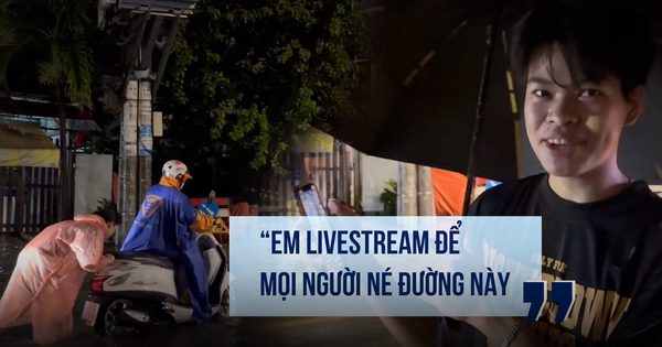 Mưa lớn gây ngập sâu ở TP.HCM: Người livestream cảnh báo, sinh viên đẩy xe giúp người đi đường