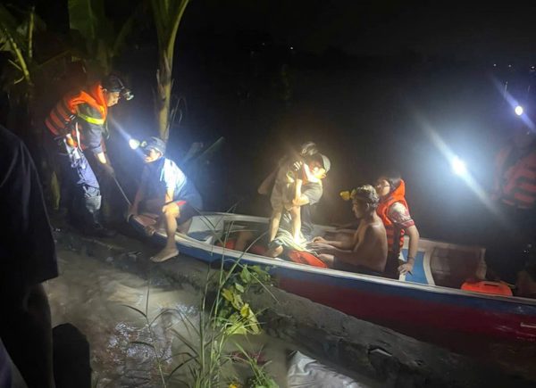 Mưa lớn gây ngập sâu ở TPHCM, 113 người dân được đưa đến nơi an toàn