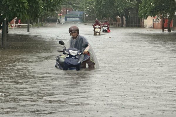 Mưa lớn gây ngập, ùn tắc nhiều tuyến đường ở trung tâm Đồng Nai