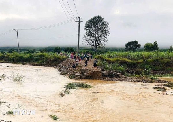 Mưa lớn gây sạt lở đường dẫn cầu, ngập cục bộ tại phía Đông Đắk Lắk