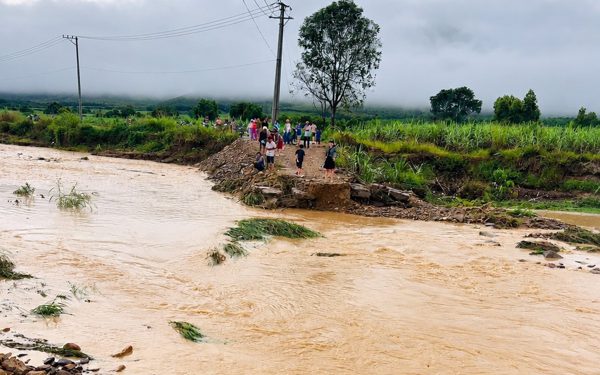 Mưa lớn gây sạt lở đường, ngập lụt vùng trũng ven sông Ba