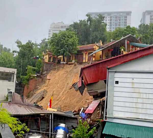 Mưa lớn gây sạt lở liên tiếp ở Quảng Ninh, một người bị mắc kẹt
