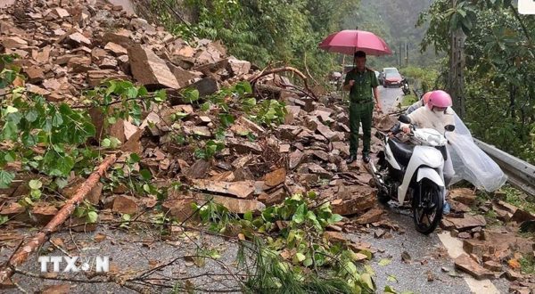 Mưa lớn gây sạt lở nhiều tuyến đường tại Lào Cai