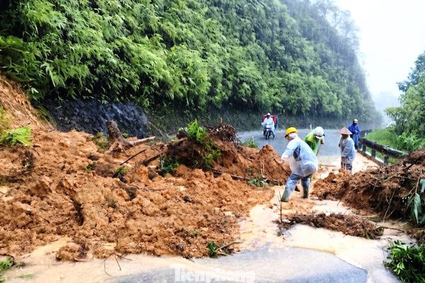 Mưa lớn gây sạt lở tắc đường, sóng mạnh nhấn chìm tàu cá ở Huế