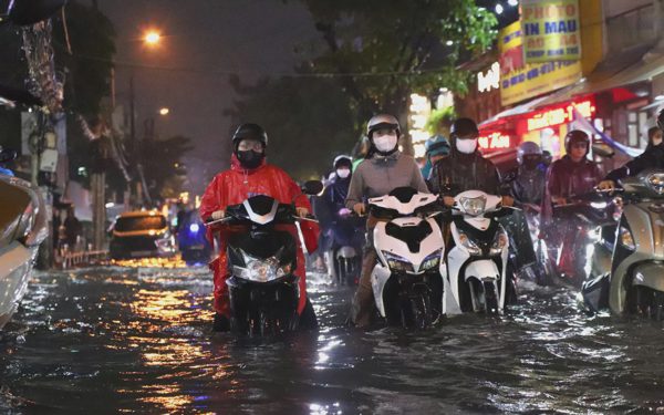 Mưa lớn giờ cao điểm tại TP.HCM: Nhiều tuyến đường ngập sâu, giao thông cầu vượt Hàng Xanh ùn ứ