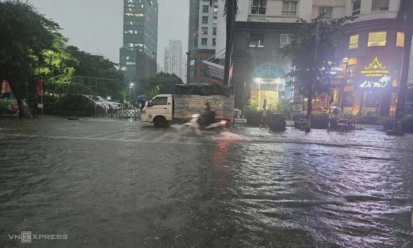 Mưa lớn giờ tan tầm, giao thông Hà Nội rối loạn