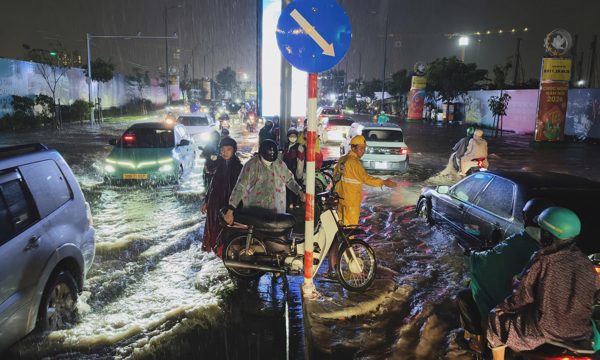 Mưa lớn giờ tan tầm, giao thông TP HCM rối loạn