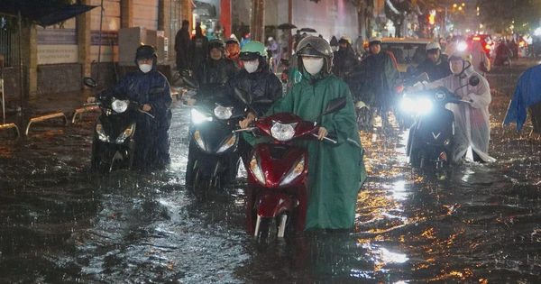Mưa lớn giờ tan tầm ở TP.HCM, nhiều người xuống xe đẩy bộ qua đường ngập
