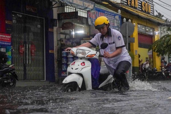 Mưa lớn giờ tan tầm ở TPHCM, người dân bì bõm dắt xe về nhà
