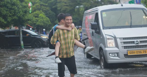 Mưa lớn giờ tan trường ở TP.HCM, phụ huynh lội nước cõng con về nhà
