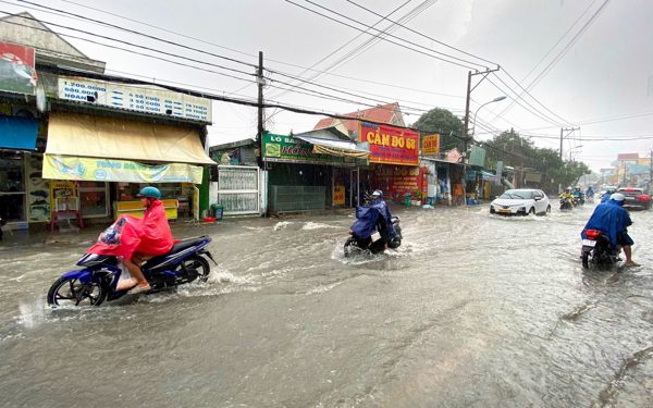 Mưa lớn giữa trưa chủ nhật, đường Bình Chiểu ở TP.HCM ngập nửa bánh xe sau 15 phút