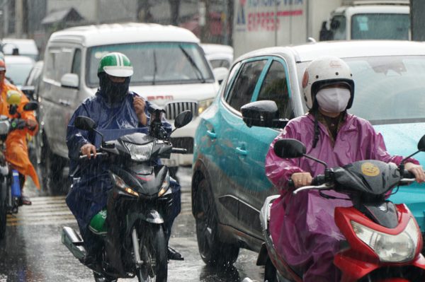 Mưa lớn giữa trưa ở TPHCM, dòng người và xe 'nhích từng chút'