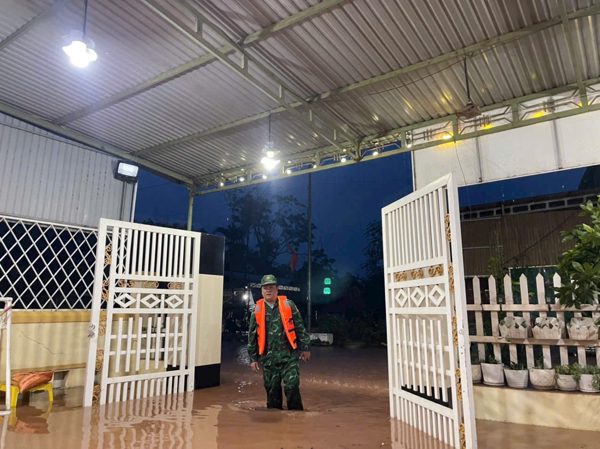 Mưa lớn, hàng trăm người dân ở vùng biên Quảng Trị chạy lũ trong đêm
