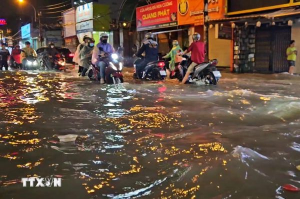 Mưa lớn kèm sấm sét, Thành phố Hồ Chí Minh tiếp tục ngập nhiều tuyến đường