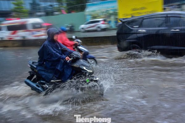 Mưa lớn kéo dài, Cấp cứu 115 TPHCM 'cháy máy'