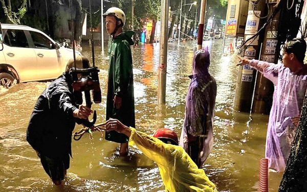 Mưa lớn kéo dài làm cho một số đường ở đảo Phú Quốc ngập cục bộ