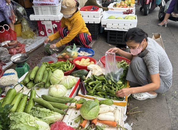 Mưa lớn kéo dài, nguồn cung sụt giảm, giá rau tại chợ dân sinh ở TP.HCM tăng vọt