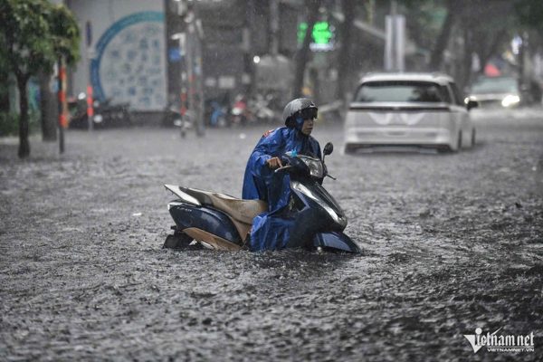 Mưa lớn kéo dài từ Huế đến Cà Mau, rồi lại dịch ra phía Bắc