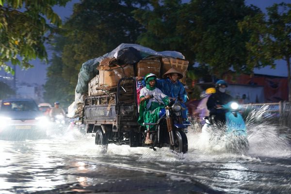 Mưa lớn kết hợp triều cường đạt đỉnh, người dân TP.HCM bì bõm lội nước về nhà