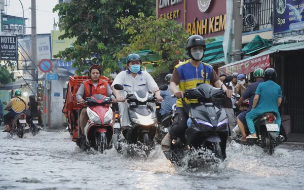 Mưa lớn kết hợp triều cường, người dân một số nơi khó nhọc trên đường về nhà