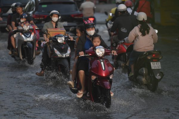 Mưa lớn kết hợp triều cường vượt báo động 3, TPHCM đối mặt nguy cơ ngập sâu