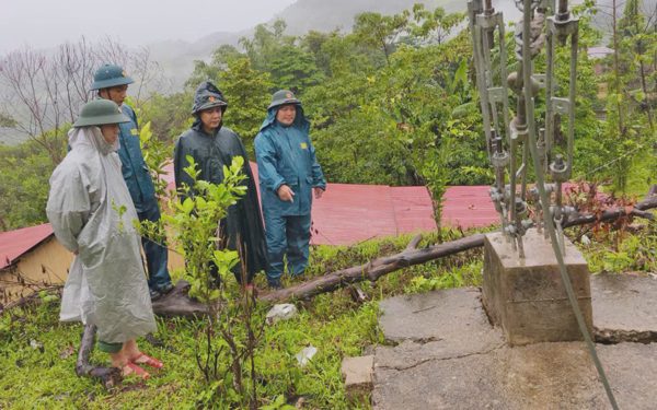 Mưa lớn khắp Đà Nẵng, quân đội căng sức xử lý hiện trường