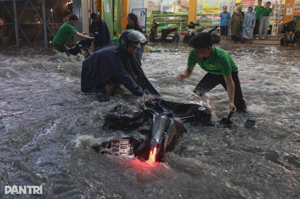 Mưa lớn khiến đường ngập sâu, người đi đường ngã nhào giữa dòng nước xiết
