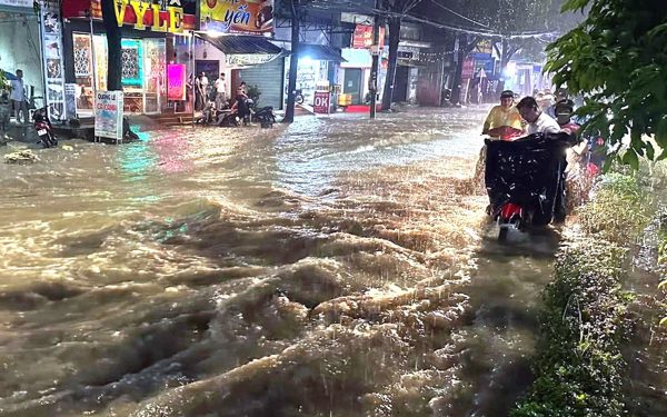 Mưa lớn khiến nhiều tuyến đường ở Đồng Nai ngập nặng, nước cuốn trôi xe máy