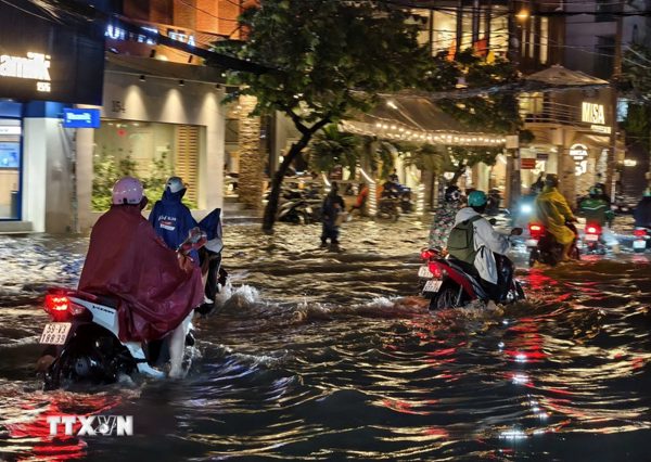 Mưa lớn làm lộ điểm nghẽn thoát nước tại Thành phố Hồ Chí Minh