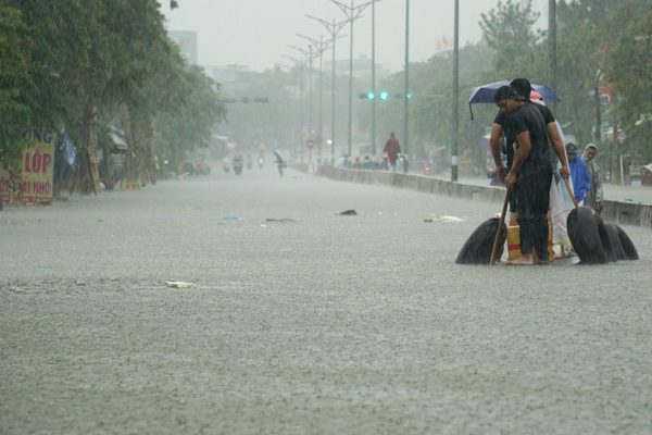 Mưa lớn miền Trung dồn dập, vùng mưa sắp ngược ra Thanh Hóa