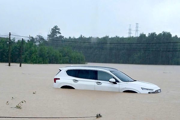Mưa lớn nhấn chìm nhiều tuyến đường ở Nghệ An, có nơi ngập sâu 1,7m